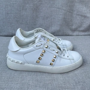 Valentino open  - Hej! Säljer nu dessa sjukt snygga valentino skor. Skorna är i toppskick! Har begränsat antal boxar och dustbag. Hör av dig vid frågor. 