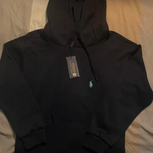 Ralph lauren hoodie  - Mörk blå ralph lauren hoodie helt ny. Köpte fel storlek aldrig använd och jag skickar inom 24h efter köp.
