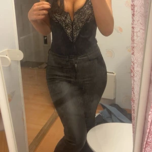 Svarta bootcut byxor från ONLY - Säljer ett par svarta bootcut-byxor från ONLY i storlek M/32. Byxorna är i nån slags läder form