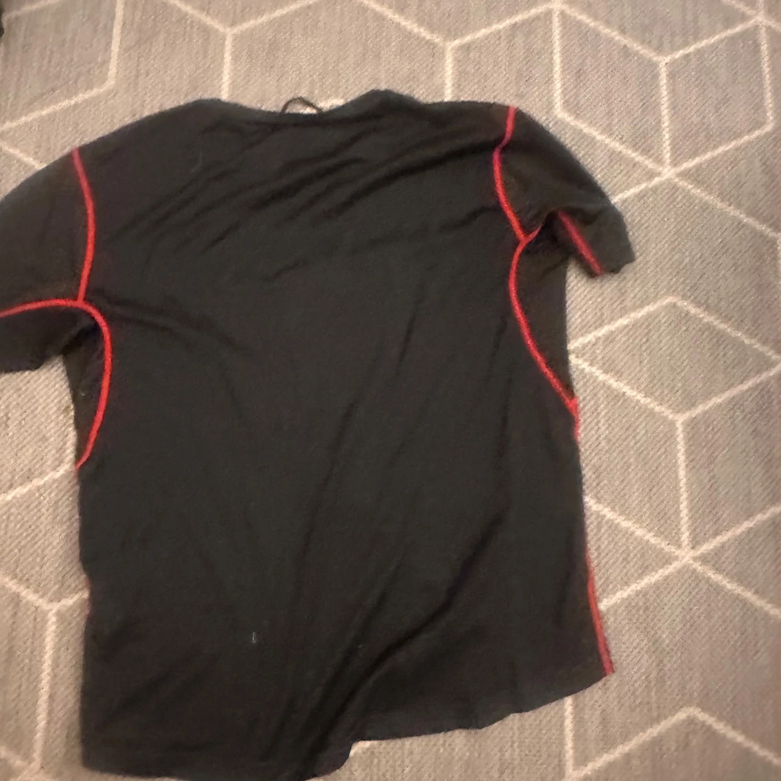 Svart Bauer t-shirt med röda detaljer - 1