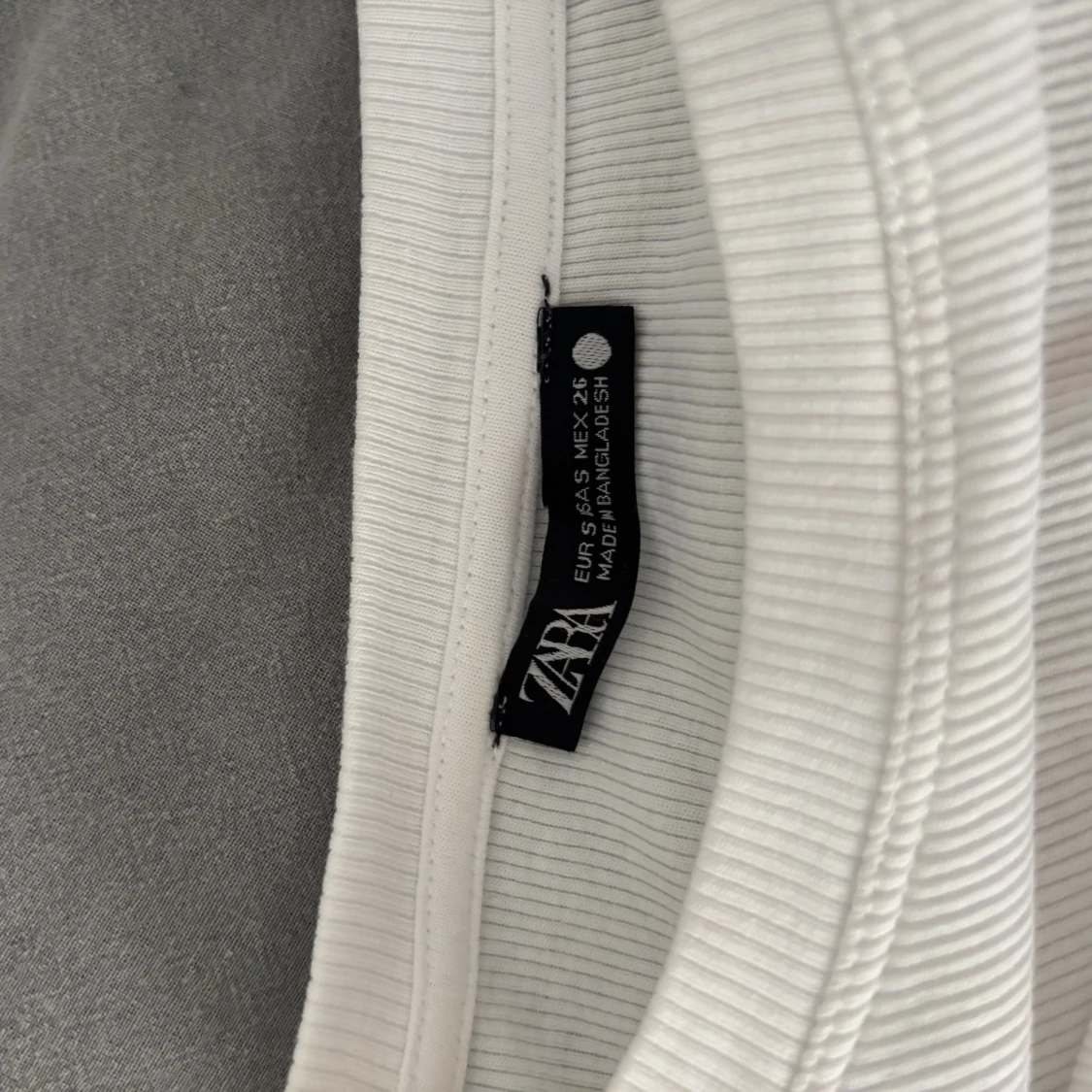 Vit topp med volang från Zara - 1