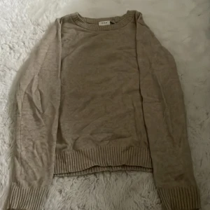 Beige stickad tröja  - Beige stickad tröja från vila. Strl Xs. Bra skick. Nypris: 300-400kr. 