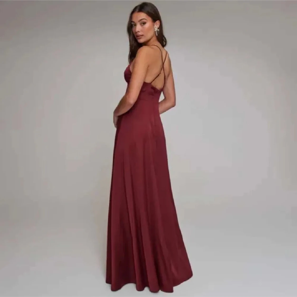 Vinröd långklänning med smala axelband - 1