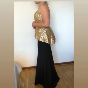 Svart långklänning med guldpaljetter - Använd en gång bara, några timmar, finns i Göteborg 
