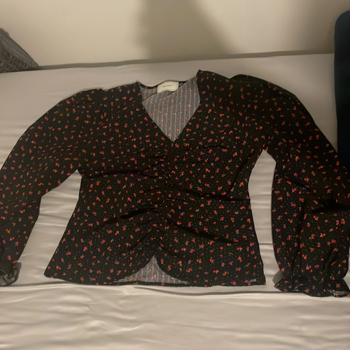 Svart blommig blus från Gina Tricot