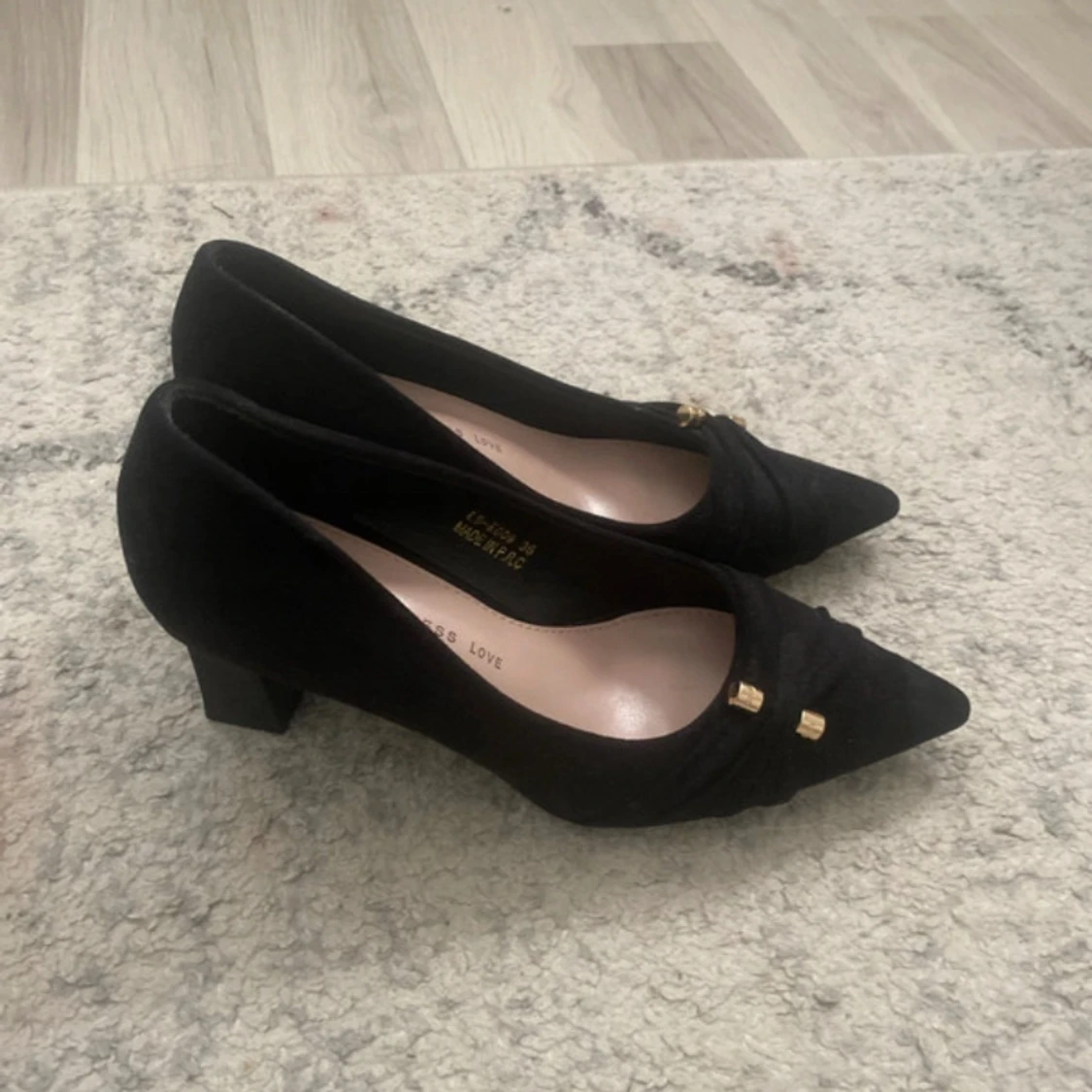 Svarta klackar med spetsig tå och gulddetaljer - 2