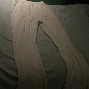 Beige ribbade mjukisbyxor  - Säljer ett par beige ribbade mjukisbyxor i storlek S. De är utsvängda och har ett mysigt och värmande material. Kan vara lite transparenta💕