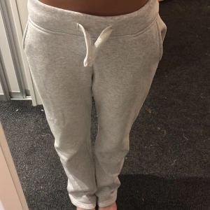 Ljusgrå mjukisbyxor med snörning XS - Säljer mina russemerch byxor, då dom va för stora för mig. Har använt ca 3 gånger💞