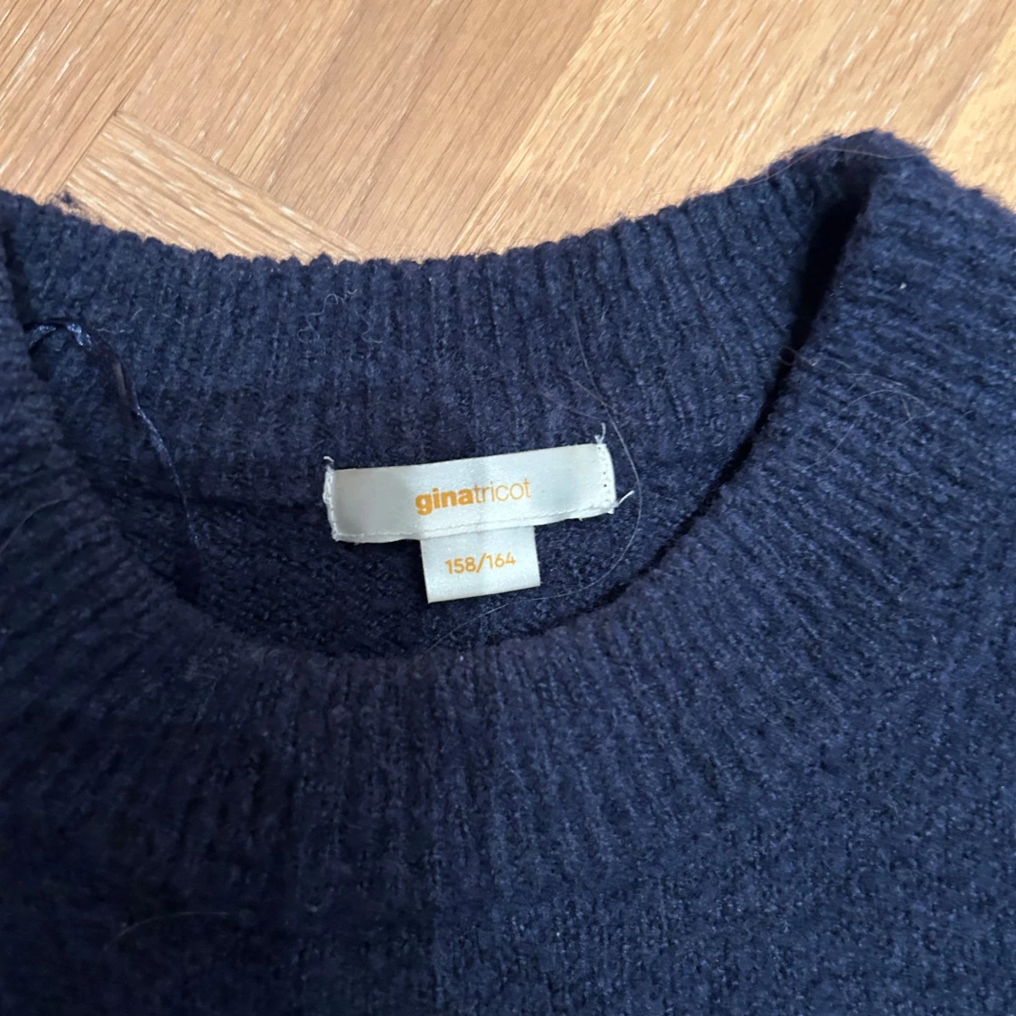 Mörkblå stickad tröja från Gina Tricot - 1