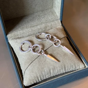 Maria Nilsdotter Chaos Queen Earrings - Säljer dessa ”Chaos Queen Earrings” från Maria Nilsdotter. Säljs i par, inte styck. Material: 925 Sterling Silver. Nypris: 5590 kr. Box medföljer