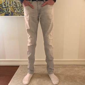 Ljusgrå Replay jeans slim fit - Säljer ett par ljusgrå jeans från Replay i slim fit-modell. Byxorna har klassisk femficksdesign, normal midja och raka ben. Perfekta för dig som gillar stilrena och snygga jeans med en modern passform. Pris går alltid att diskuteras 😁och modellen är 188.