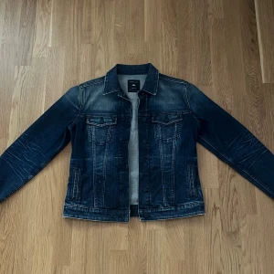 Jeansjacka  - Tja! Jag säljer en riktigt snygg jeansjacka med en riktigt snygg fade och märkning från märket cross jeans som är i storlek S! Vid frågor och funderingar är det bara att skicka ett litet meddelande 🤗pris går att diskuteras!