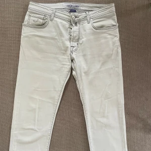 Jacob Cohën jeans - Sjukt sällsynta och snygga Jacob Cohën jeans i en ljusgrå färg. | Passar till allting och skicket är grymt bra. | Liten fläck som visas på bilden men inget märkvärdigt. | Hör av er vid frågor!🌟 