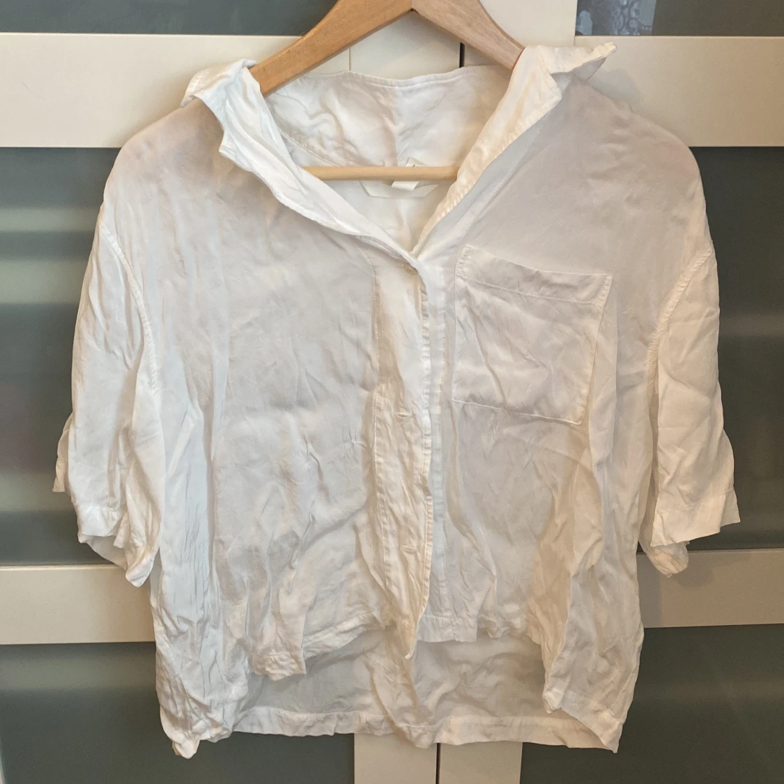 Vit kortärmad skjorta  - 2