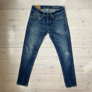 Dondup George jeans  - Sjukt feta Dondup jeans i modellen George i mycket fint skick 🙌 Jeansen har sjukt najs slitningar och en lagning i skrevet men den syns inte vid användning 👍 Skriv vid fråga 👍 