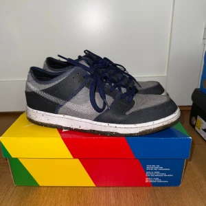 Nike SB Dunk Low "Crater" - Nike SB Dunk Low "Crater"  i grått och mörkblått med vita detaljer. Skorna är gjorda av återvunnen plast. Säljs med originalkartong och ett par extra skosnören. Nypris ca 450 dollar. Om du är intresserad eller har fler frågor. Skriv privat