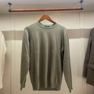  stickad tröja från Alan Paine - Tröja från Alan plaine som är ljus grön samt en otroligt kvalité ny pris 1800 mitt pris startar från 699 hör av er om ni är intresserade!