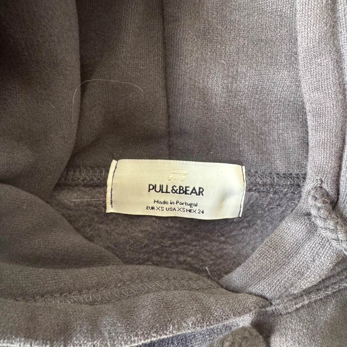 Svart hoodie Pull&Bear med tryck - 2