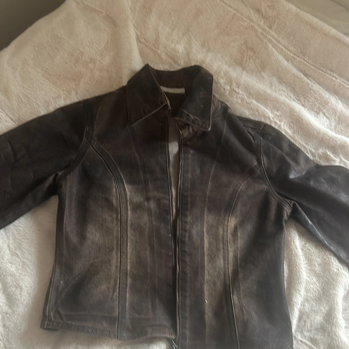 Brun skinnjacka med dragkedja