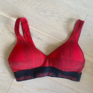 Calvin Klein Push Up Bralette XS – Ny! - Säljer en helt ny Calvin Klein push up bralette i storlek XS, utan prislapp. Denna snygga bralette kommer i en röd färg med stilrent rutigt mönster och har push up-effekt på insidan för extra lyft och komfort. Den här modellen säljs inte längre på hemsidan, så passa på att göra ett riktigt fynd!  Vänligen läs min bio innan du gör ett köp; där hittar du bland annat information om leveransprocessen med mera 😊  #CalvinKlein #bralette #pushup #rödunderkläder #snyggtunder #modetillbehör #oanvänd 