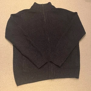 Mörkgrå stickad kofta  - Mörkgrå stickad kofta, perfekt att ha kyliga dagar på vintern/hösten. Sjukt snygg och stilren färg. Säljer för endast 249 kronor! 