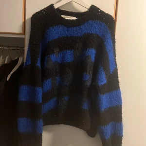 Racer Worldwide Stickad Tröja - Stickad Racer Worldwide tröja, blå och svart randig med tryck på framsidan. Nytt skick, endast testad. Grunge-stil. 