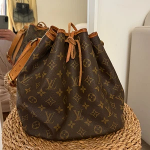 Louis Vuitton Noe bag - Jättefin Louis Vuitton Noé väska (äkta!!) Köpt på Vestiere Collective (äkthetsbevis finns) I mycket fint skick, men vintage (se bilder) ❤️❤️❤️