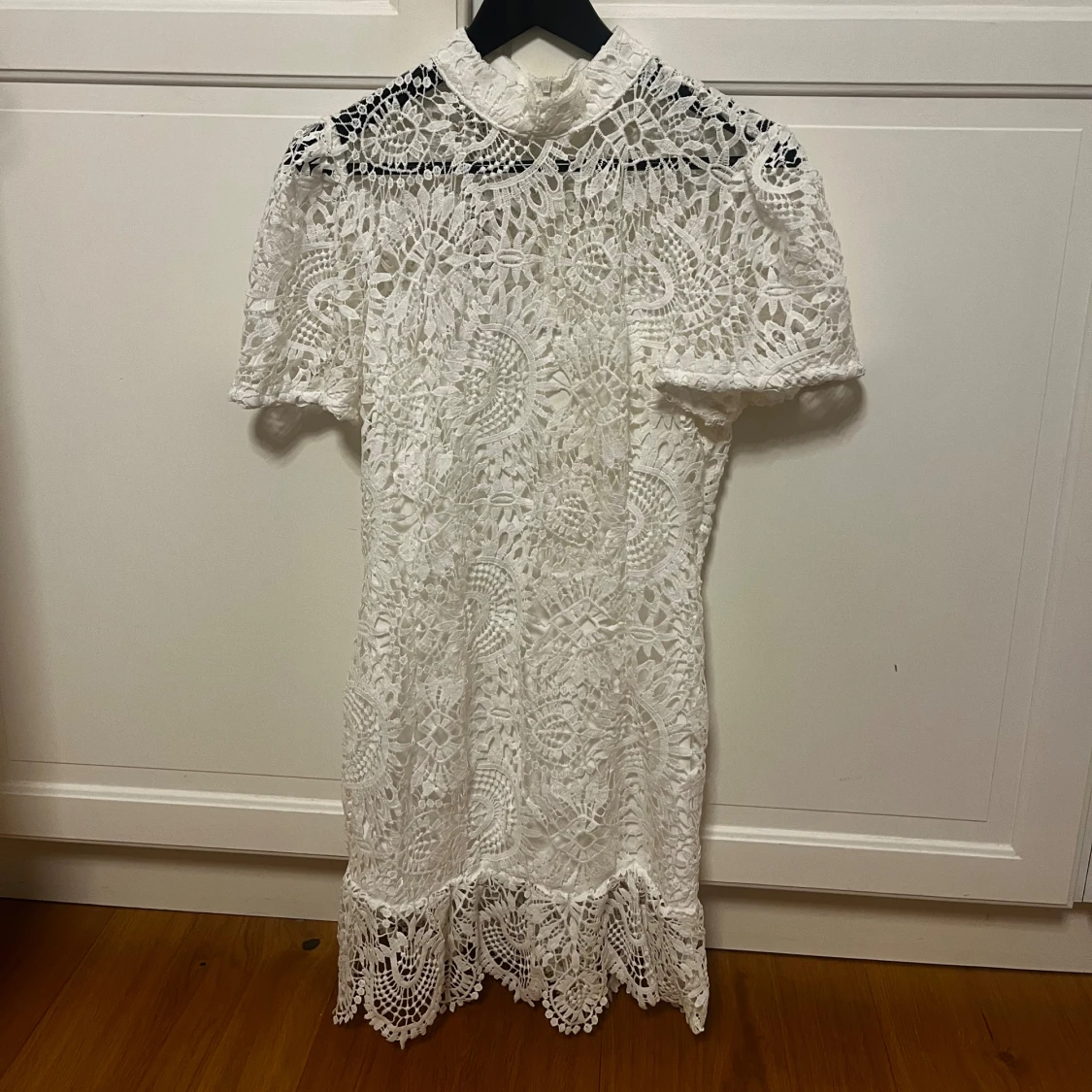 Vit spetsklänning med kort ärm - 3