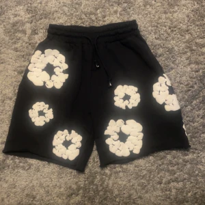 Denim Tears Mörkblåa - Denim tears mörkblåa som är väldigt mörka (nästan svart). Köptes för 3000 för 2 år sedan i en butik i malmö. Inget fel på dem passar dig mellan 175/190