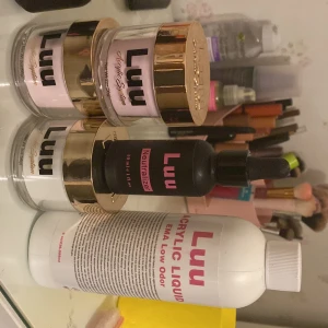 Nagelkit med borstar och gel från Luu - Säljer ett komplett nagelkit från Luu med flera burkar akrylpulver, akrylvätska, fem färgglada gelpolish, olika nagelborstar och verktyg samt en rosa necessär. Perfekt för dig som vill fixa snygga naglar hemma. Allt i snygg design med svarta och guldiga detaljer. Köptes för 2 månader sedan och knappt använd, säljer på grund av att jag inte använder dom längre! Jag lägger den på 900 kr men är öppen för andra priser, minimala priset är 750kr!
