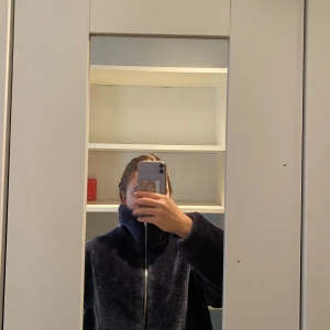 Jättesnygg pälsjacka  - Köpt på vinted jättebra skick! Rensade ur garderob. Lite för stor för mig! Skulle säga storlek M/38 eller en overzised S.