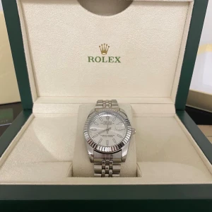 Stil ren klocka helt silver vitt insida  - Säljer min fina unika klocka helt silver och vit insida passar jätte bra till vardag och fest perfekt för dig man kan göra den större och mindre 