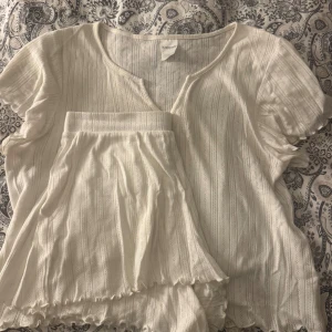 Vit pyjamas med short och topp - Pyjamasen kommer från Kappahl och köptes förra sommaren. Båda delarna är i stolek S, super fin och skönt att sova i🤎