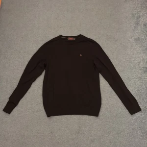 Svart merinoullströja från Morris - Klassisk svart tröja från Morris i 100% merinoull. Tröjan har rund halsringning, lång ärm och en liten broderad logga på bröstet. Perfekt för dig som gillar stilrena och tidlösa plagg. Nypris 1400:- mitt pris 700:- Nästan aldrig använd. Pris kan diskuteras
