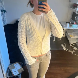 Vit kofta från Holly & White - Säljer denna fina vita koftan från Holly & White med fint stickat mönster och knappar framtill. ❣️Koftan har långärmad passform och är perfekt för lager-på-lager och passar super bra till jeans eller kjol. Den är i storlek XS men skulle säga att den sitter som S. 🤗☺️