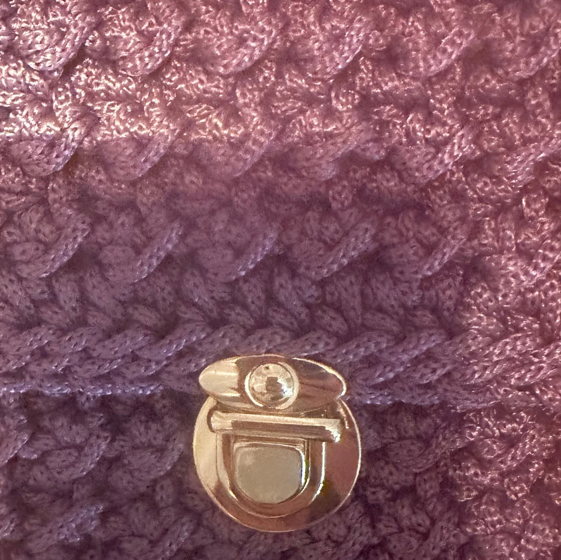 Lila stickad handväska med guldkedja - 2