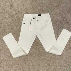 Tiger of Sweden - Helt nya vita jeans från Tiger of Sweden i storlek W31 L32. De har klassisk femficksdesign, slim passform. Väldigt snygga för en clean eller laidback look. Passar även perfekt för festligare tillfällen. Nypris 1799. Hör av er vid funderingar.