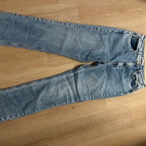 Blåa jeans från Zara med slits  - Snygga blåa jeans med slits 