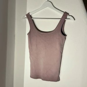 Linne - Säljer en stilren ljuslila linnetopp från Zara i storlek S. Toppen har klassisk rundad halsringning och är ärmlös med breda axelband. Lappen är kvar och därför helt oanvänd