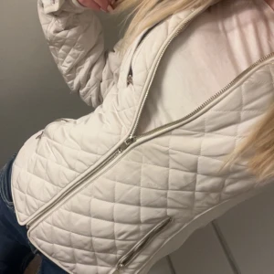 Vit jacka - Säljer min vita quiltade jacka från Zara Woman. Den här tre fickor med dragkedja och är perfekt till höst och vår💕💕