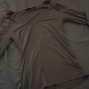 Beige/grå långärmad topp från lager 157 i strl Xs - Säljer en enkel och stilren beige långärmad topp från lager 157 i storlek XS. Toppen har en rundad halsringning och är gjord i mjukt bomullsmaterial som känns skönt mot huden. Perfekt att matcha med jeans eller kjol för en clean look.