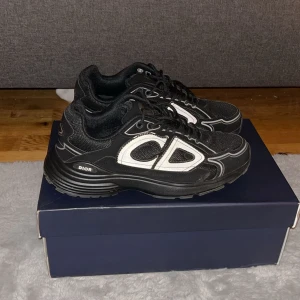 Svarta Di0r B30 skor skit snygga HELT NYA. - Säljer ett par helt nya Di0r B30 för en jättebillig summa kan diskutera pris .