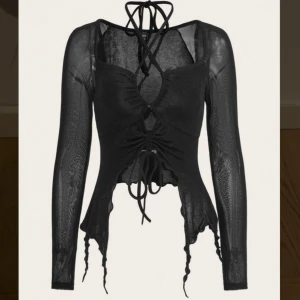 Svart mesh topp med snörning - Knappt använd topp som jag hoppas någon annan kan få bättre användning för🌸 