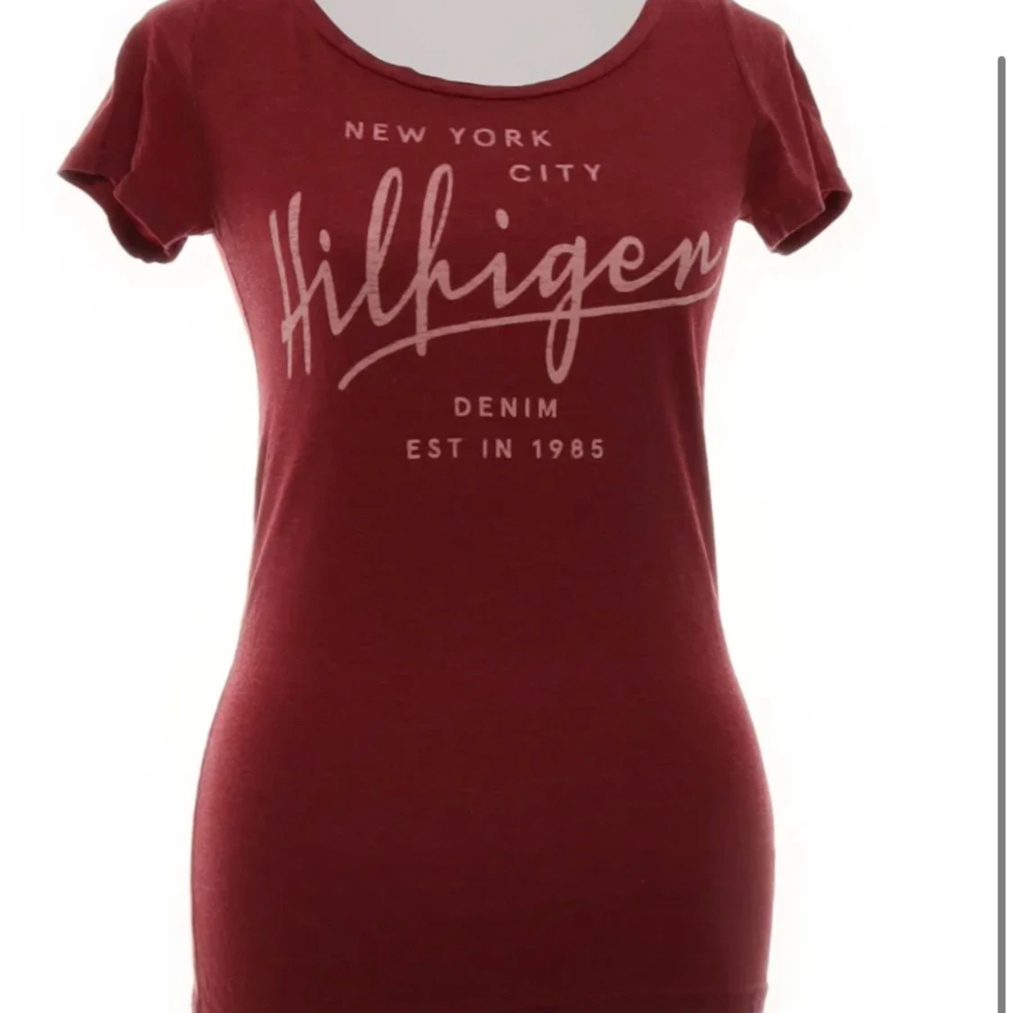 Vinröd t-shirt från Hilfiger Denim