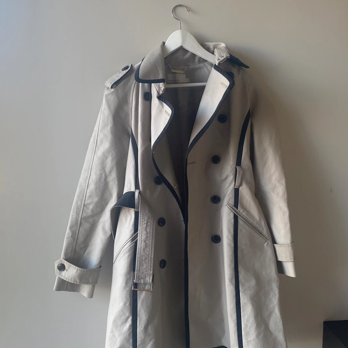 Beige trenchcoat från Karen Millen