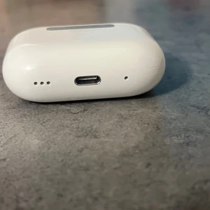 AirPods Pro - Apple AirPods Pro med laddningsetui. Fodralet har mindre repor och märken, men är i gott skick och fungerar som det ska. Perfekt för trådlös musik och samtal med aktiv brusreducering. Kompatibel med Lightning-laddning. Utan box i bilderna men box finns. 