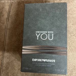 Emporio Armani Stronger With You helt ny oppnat fick persent men jag hade redan en  - Stilren parfym för honom med modern känsla. Volym: 100 ml. Ingredienser: Alcohol, Parfum, Aqua, Ethylhexyl Methoxycinnamate, Butyl Methoxydibenzoylmethane, Ethylhexyl Salicylate, Limonene, Linalool, Coumarin, Citronellol, Geraniol, Citral, Eugenol, Cinnamyl Alcohol, Isoeugenol, Benzyl Alcohol, Benzyl Benzoate, Benzyl Cinnamate, Benzyl Salicylate, Alpha-Isomethyl Ionone, Farnesol, CI 19140, CI 14700, CI 42090. Tillverkad i Frankrike. Köpet från kicks 