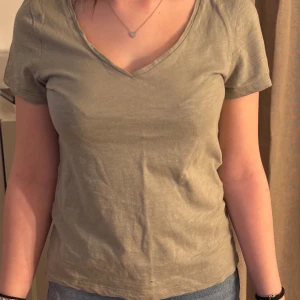 Grön t-shirt  - En ljusgrön fin t-shirt med v ringning i storlek xs. T-shirten är i väldigt fint skick och använd fåtal gånger. Säljs på grund av att den ej används längre. Hör av dig vid frågor eller andra funderingar. 💗