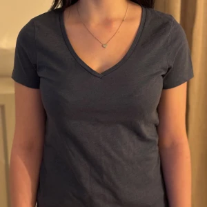 Marinblå t-shirt - En fin marinblå t-shirt med V ringning i storlek xs. T-shirten är i väldigt fint skick och använd fåtal gånger. Säljs på grund av att den ej används längre. Hör av dig vid frågor eller andra funderingar. 💗