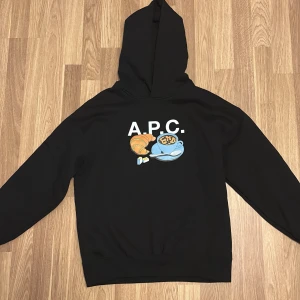 Svart hoodie från A.P.C. ”Coffee Club” - Säljer denna sjukt feta hoodie från A.P.C. x End i ny skick. Tröjan är i storlek S. Nypris ca 2400 vårt pris 1299. Hör av er vid eventuella frågor! 